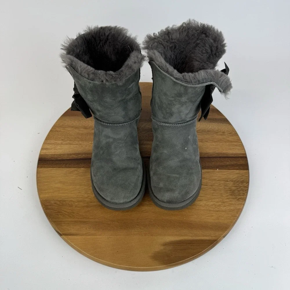 Womens Ugg Daelynn Gray Suede Pull On Mid Bow Accent Boots Booties Size 8 M GUC‎